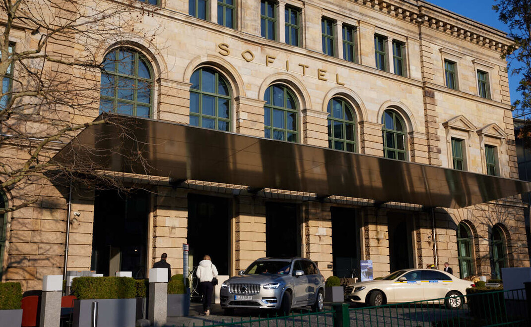Zu Beginn des ersten Kongresstages strahlt die Sonne das Sofitel Hotel Bayerpost an. Das fünf Sterne Hotel war in den vergangenen Jahren stets Ausrichtungsort des private banking kongresses.