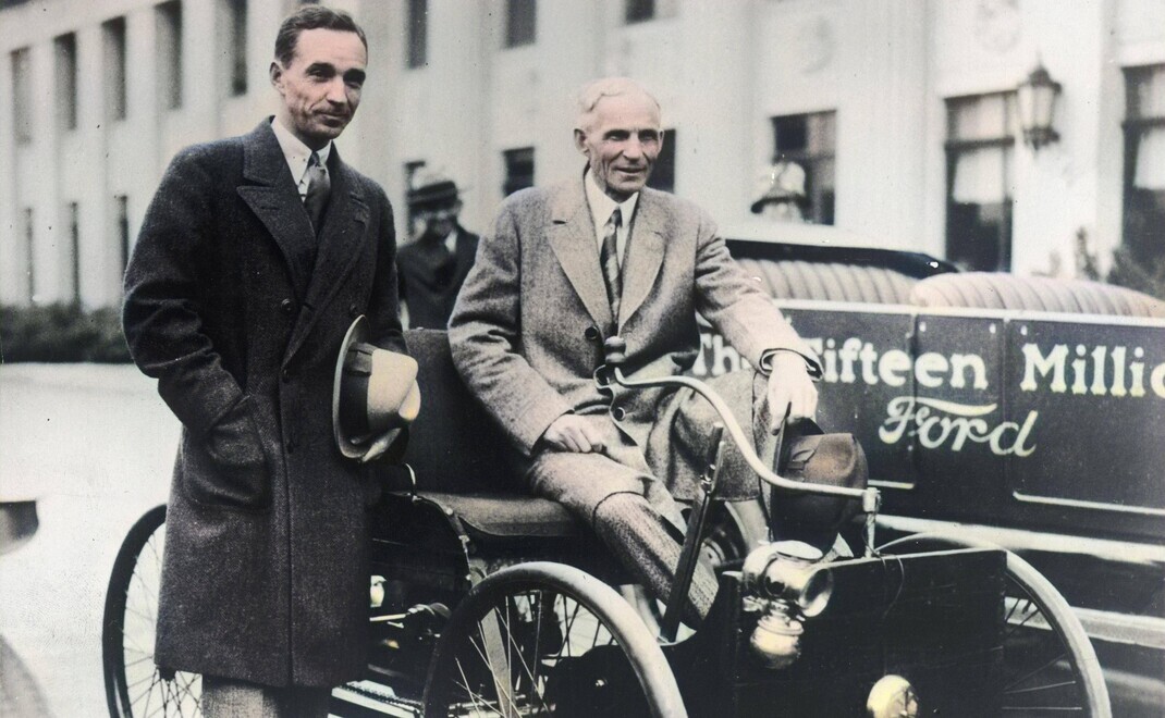 Henry Ford (r.) und sein Sohn Edsel Ford, der die Ford Stiftung gründete, feiern das 15-millionste Ford-Fahrzeug.
