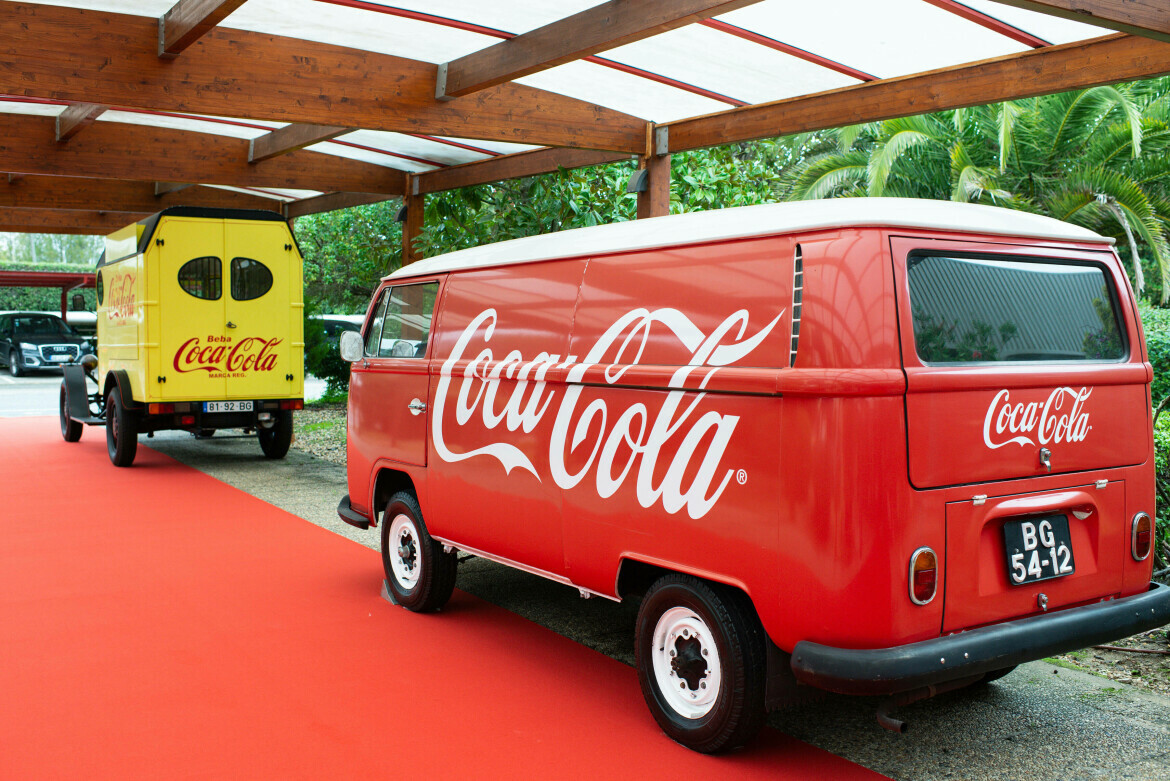 Historische Liefertrucks von Coca-Cola: Die Stiftung hält Anteile an einer Tocher des Getränkekonzerns.