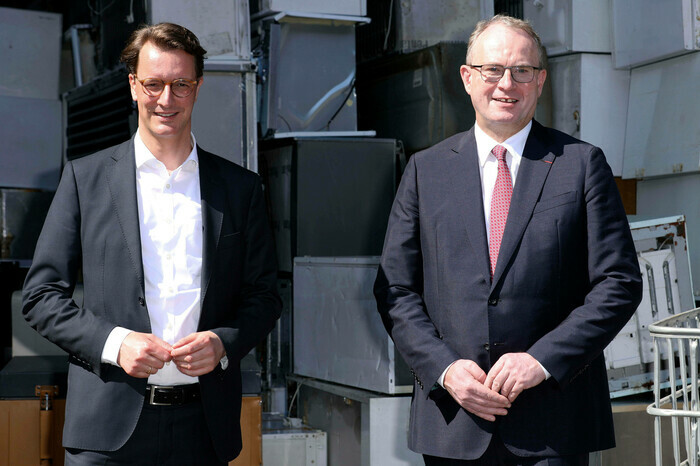 Hendrik Wüst (links), Ministerpräsident von Nordrhein-Westfalen, und Ludger Rethmann: Die Rethmann-Gruppe ist unter anderem an Remondis beteiligt.