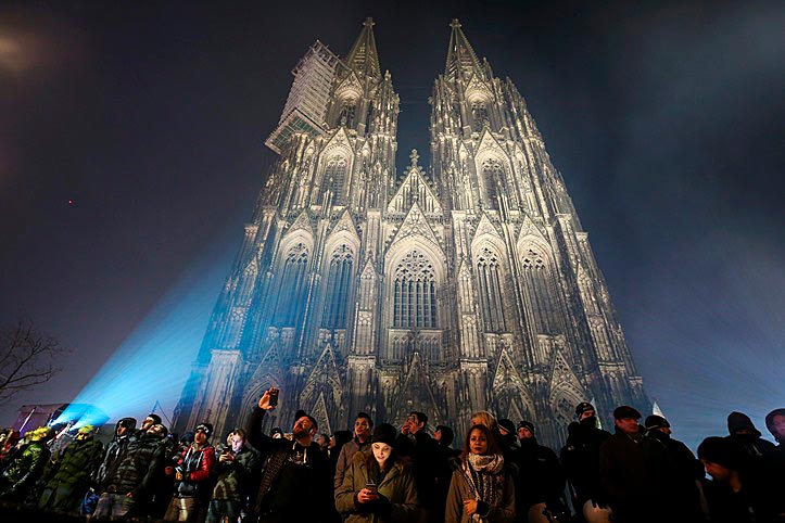 Mit gut 157 Metern Höhe nach dem Ulmer Münster das zweithöchste Kirchengebäude Europas, aber nur 27 Euro wert: der Kölner Dom aus der Froschperspektive