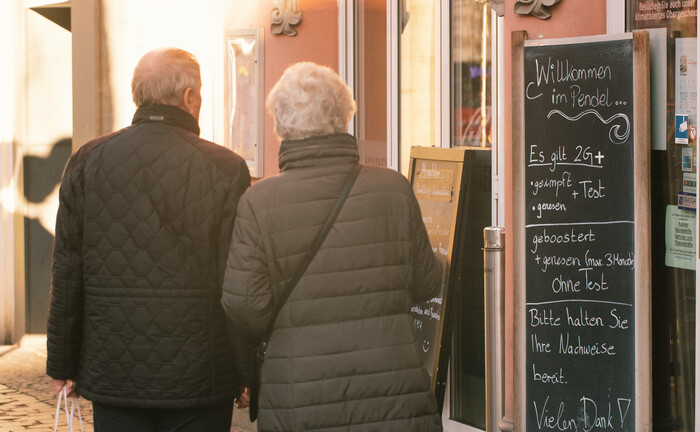 Älteres Paar vor dem Restaurantbesuch. Keine Gruppe investiert so viel Geld in Spezialfonds wie Altersvorsorgeeinrichtungen.  | © Imago /NurPhoto