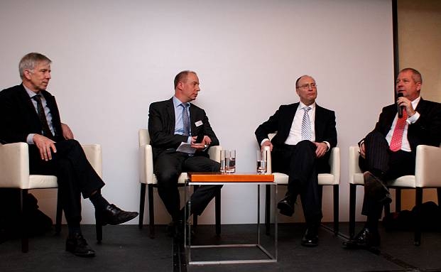 Die Diskutanten von links: Ulrich Kaffarnik, DJE Kapital, Moderator Peer Reichelt, NFS, Manfred Schlumberger, BHF Trust, Guido Bartels, Ethenea | © Foto: private-banking-magazin.de