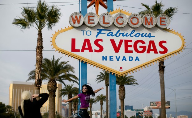 Willkommensschild an der wohl berühmtesten Glücksspielmeile der Welt, dem „Strip“ in Las Vegas: Manche Fondsmanager gewichten gerade Hochzinsanleihen der Glücksspielbranche über | © Bloomberg