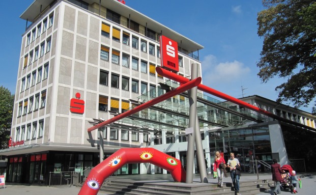 Die Hauptgeschäftstelle der Sparkasse HRV in Velbert | © Von Ticketautomat - Eigenes Werk, CC BY-SA 3.0, https://commons.wikimedia.org/w/index.php?curid=11562940