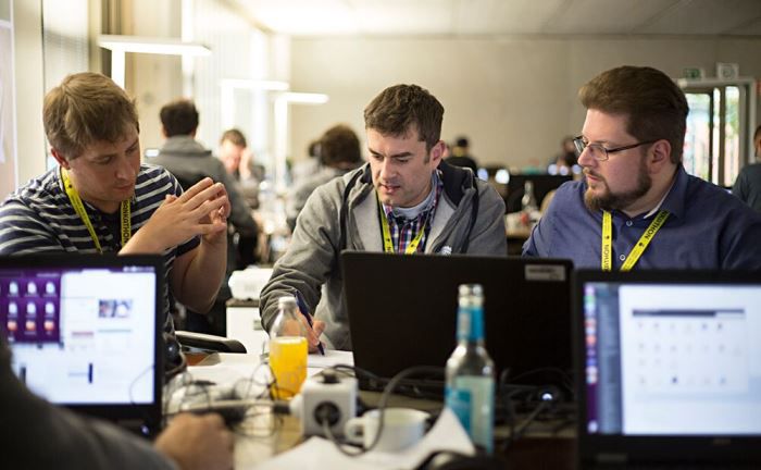 Teilnehmer der ersten Fintech Week Hamburg bei der Arbeit | © Katrin Bpunkt/ Fintech Week H amburg 