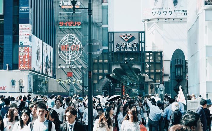 Kauflaune im 600 Meter langen Einkaufszentrum Shinsaibashi-suji in Osaka. Die Arbeitslosenquote in Japan liegt unter 3 Prozent, was beinahe Vollbeschäftigung ist.