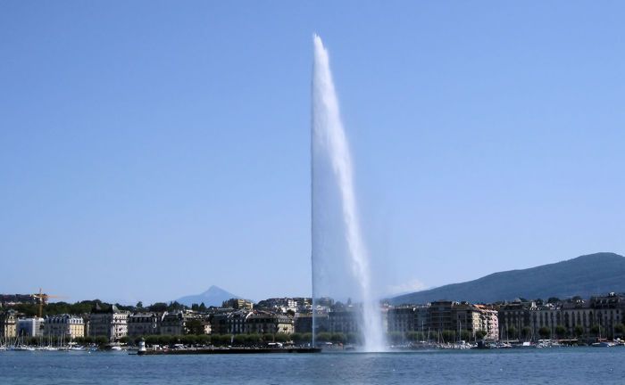 Springbrunnen im Genfer See, das Wahrzeichen der Westschweizer Stadt: Der unter Betrugsverdacht stehende adlige Private Banker war in der Nähe der Stadt wohnhaft.