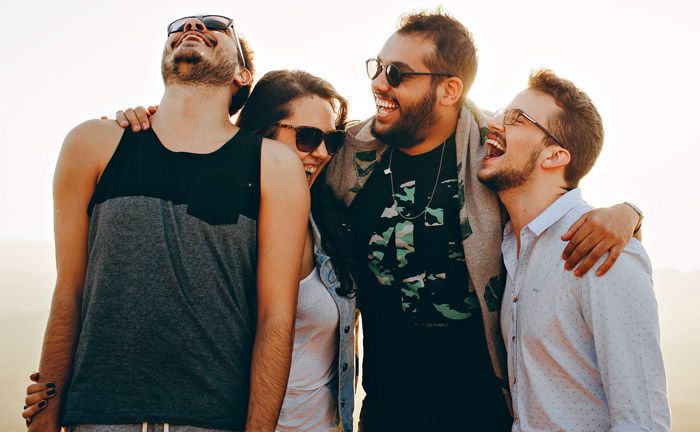 Die junge Generation hat gut Lachen: Vermögensverwalter müssen deutlich digitaler auftreten, um diese Zielgruppe als potentielle Kunden zu gewinnen.