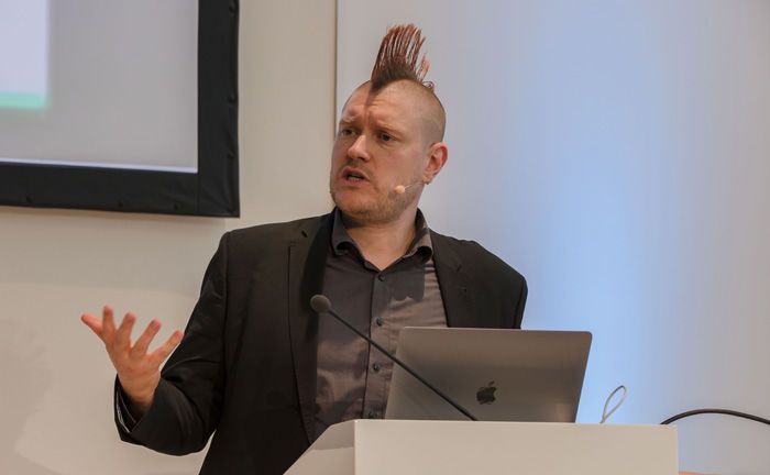 Netzexperte Sascha Lobo bei seiner Rede: Der Journalist und Blogger riet den Verbandsmitgliedern angesichts des digitalen Wandels zur umfassenden Zusammenarbeit.  