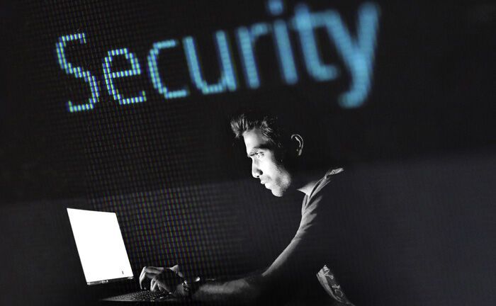 Der Schaden durch Cyber-Attacken steigt weltweit stetig an. 