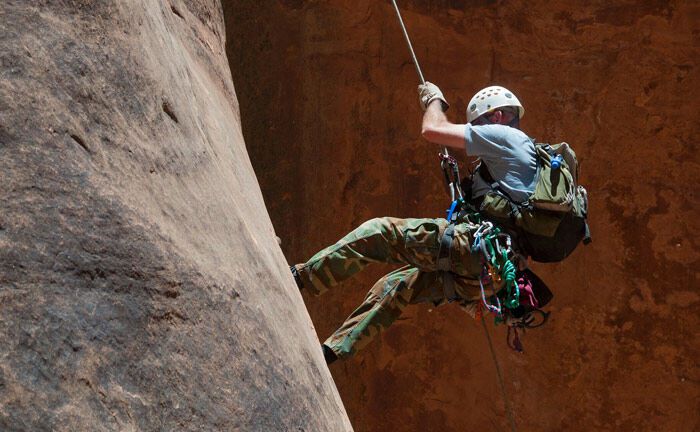 Kontrollierter Aufstieg eines Bergsteigers: Absicherung bei der Geldanlage spielt für die Deutschen weiterhin eine herausragende Rolle.