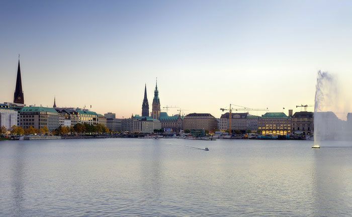 Blick auf die Hamburger Binnenalster: Die Hamburg Commercial Bank will sich künftig voll auf ihre Rolle als Geschäftsbank konzentrieren.