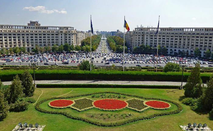Blick auf die Autos von Bukarest, Rumänien: Bluebay hat mit dem Bluebay Emerging Market Aggregate Bond bereits einen ähnlichen Schwellenländerfonds auf dem Markt. Darin ist Rumänien am stärksten übergewichtet.