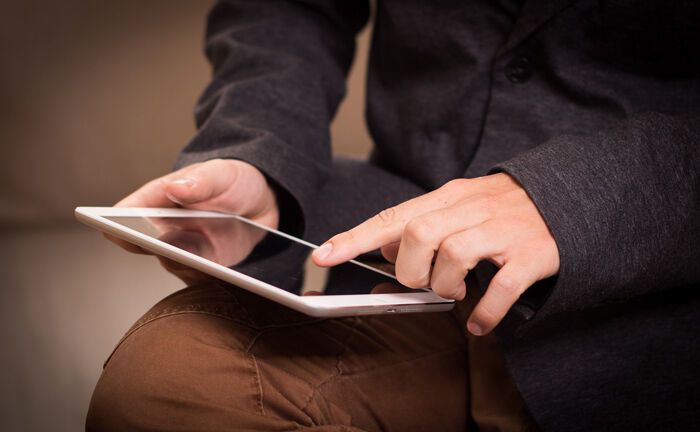 Depotcheck via Tablet: Kunden von Vermögensverwaltern werden immer digitaler. Die V-Bank reagiert mit einem White-Label-Angebot einer Online-Vermögensverwaltung für angeschlossene Partner.
