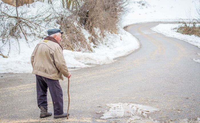 Ein Rentner geht auf einer winterlichen Straße spazieren: Mit einem aktuellen Urteil äußert sich der Europäische Gerichtshof zu einem komplexen Sachverhalt in der betrieblichen Altersversorgung.