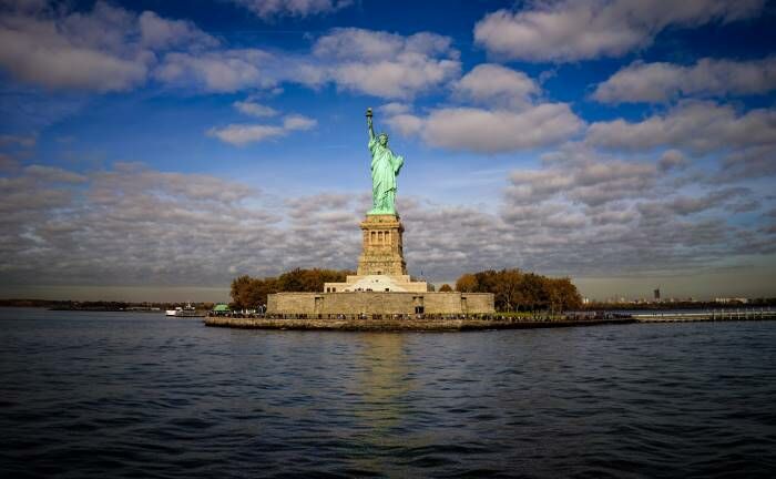 Blick auf die Freiheitsstatue in New York: Mit US-Hochzinsanleihen können Anleger aktienähnliche Renditen erzielen. | © imago images / robertharding