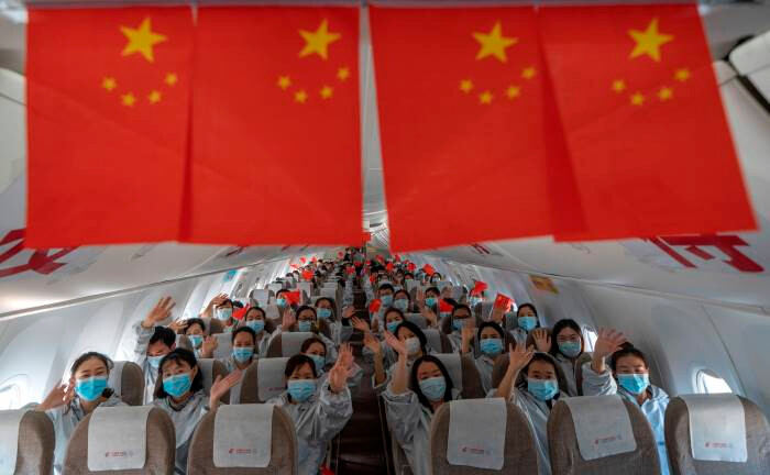 Medizinisches Personal auf dem Rückflug aus Wuhan in die Heimat: In vielen Provinzen Chinas wird die Produktion nach dem Abebben der Epidemie wieder hochgefahren. | © imago images / Xinhua