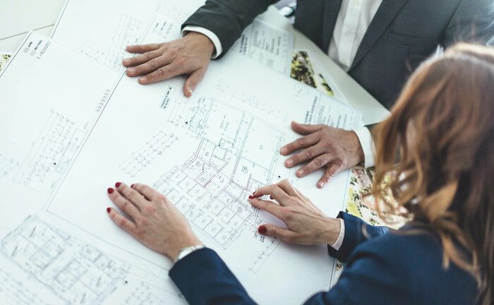 Architekten planen den Neubau eines Gebäudes: BF Capital investiert nun auch im Auftrag einer deutschen Versicherungsgesellschaft in Immobilienkredite. 