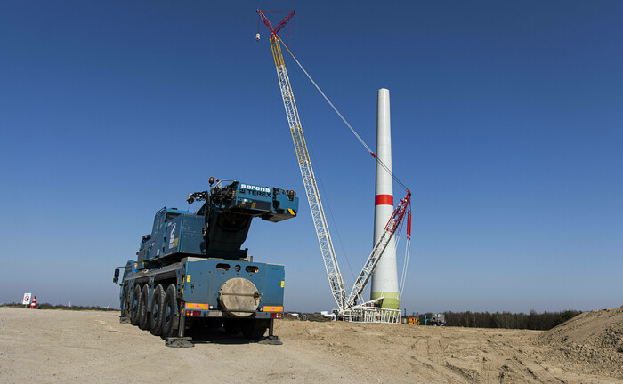 Bau einer Windkraftanlage: Der aktuelle Ölpreisverfall hat kaum Auswirkungen auf die Nachfrage nach erneuerbaren Energien. | © imago images / photothek