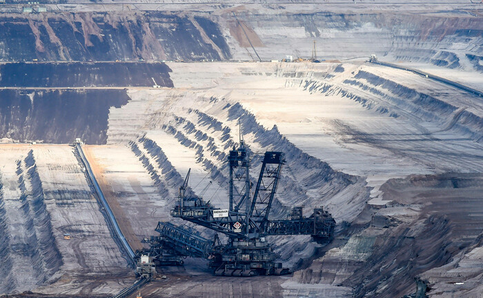 Braunkohletagebau am Hambacher Forst: Die deutsche Kohlekommission schätzt, dass allein in Deutschland 60.000 Arbeitsplätze direkt beziehungsweise indirekt vom Einsatz von Kraftwerkskohle abhängig sind. | © imago images / foto2press