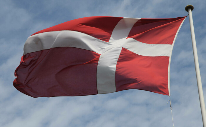 Eine dänische Flagge weht im Wind. Der Pensionsfonds Pensam hat der Fondsgesellschaft Nordea Asset Management ein Anlagemandat übertragen.  | © imago images / Dean Pictures