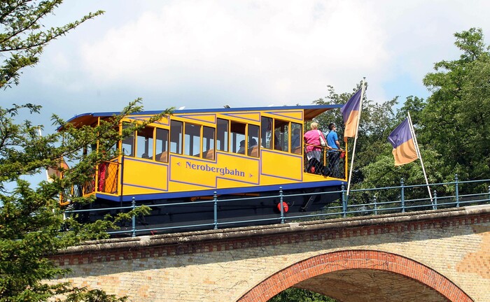 Die Nerobergbahn, ein Wahrzeichen von Wiesbaden, auf dem Weg nach oben. In der hessischen Landeshauptstadt ist die Willis Towers Watson Pensonsfonds AG angesiedelt. | © imago images / Jan Huebner