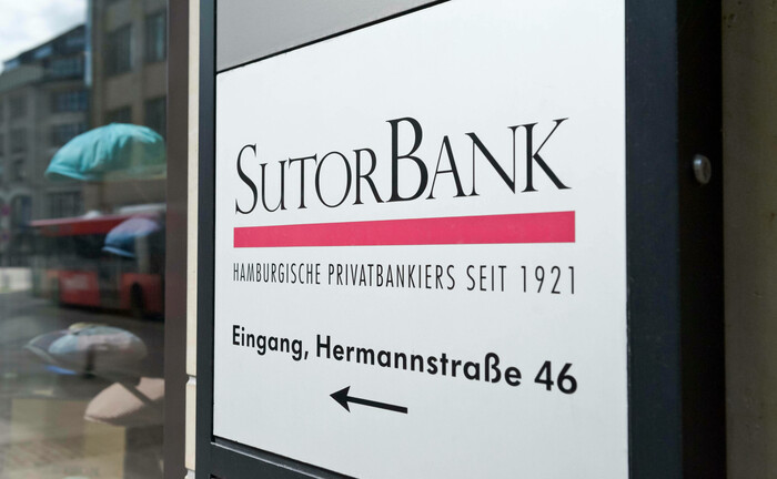 Logo der Hamburger Sutor Bank: Das Privatinstitut wandelt sich im Robo-Markt vom Direktanbieter zum B2B-Partner für dritte Online-Anlageberater.