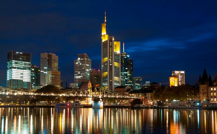 Abendstimmung am Finanzplatz Frankfurt am Main: Das mäßige Börsenjahr 2018 hat deutschen Vermögensverwaltern ordentlich zugesetzt, so ein Ergebnis der App-Audit-Studie.