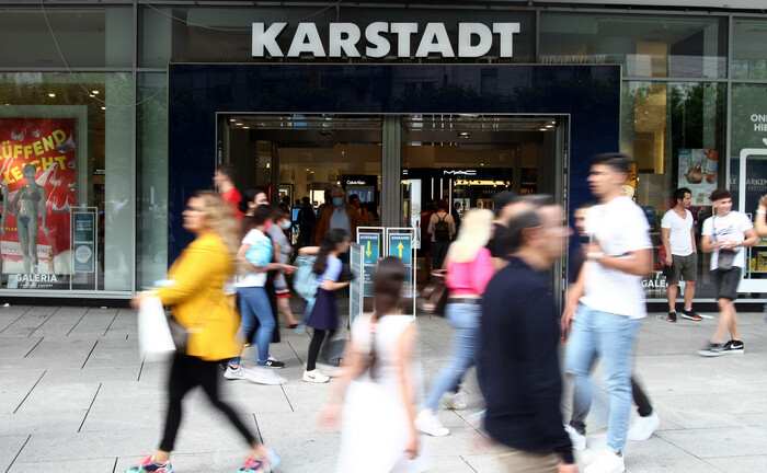 Shopping auf der Frankfurter Zeil: Europas Wirtschaft erholt sich – trotz vielerorts wieder steigender Infektionszahlen.  | © imago images / Ralph Peters