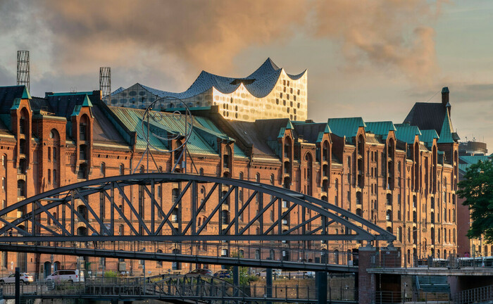 Speicherstadt Hamburg mit Elbphilharmonie im Hintergrund: Ein ortansässiges Single Family Office sucht aktuell einen Leiter Family Office. | © imago images / Travel-Stock-Image