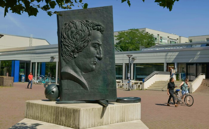 Heinrich-Heine-Denkmal auf dem Campus der Heinrich-Heine-Universität in Düsseldorf: Die Universität gehört zu den Preisträgern, die in diesem Jahr mit dem Qualitätssiegel für gute Treuhandstiftungsverwaltung des Bundesverbands Deutscher Stiftungen ausgezeichnet worden sind.  | © imago images / Schöning 