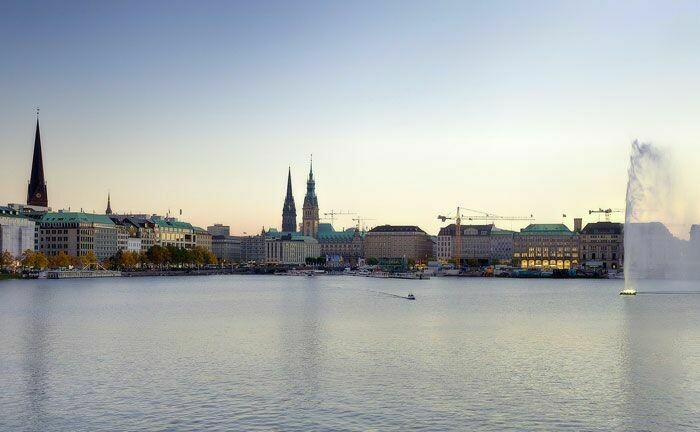 Blick auf die Hamburger Binnenalster: Für ihr Family Office sucht eine hier ansässige Unternehmerfamilien einen Wertpapierexperten.