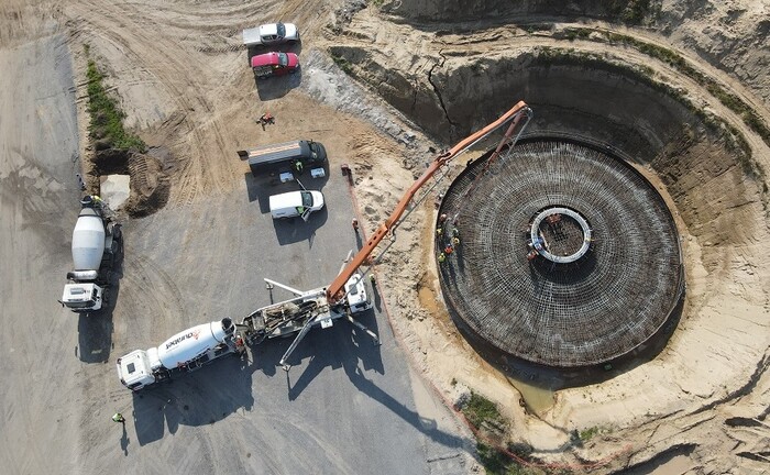 Bauarbeiter befüllen das Fundament einer Windkraftanlage mit Beton: Die Allianz-Versicherungen haben zwei Windparkprojekte in Polen gekauft.  | © Enertrag 