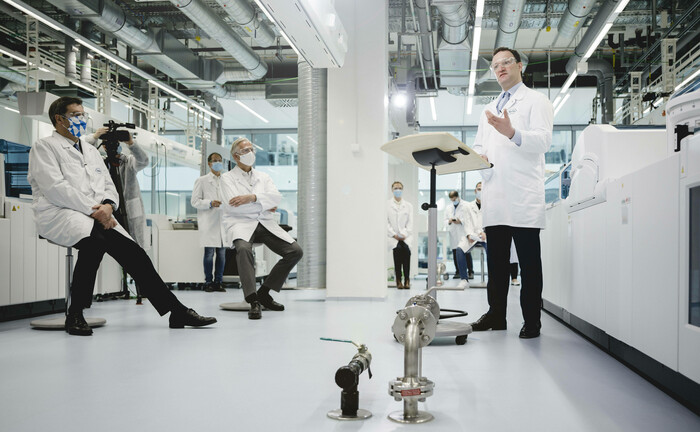 Gesundheitsminister Jens Spahn auf Firmenbesuch bei einem Impfstoffhersteller: Nach Angaben der Weltgesundheitsorganisation WHO werden derzeit weltweit 44 Impfstoffkandidaten erforscht. | © imago images / photothek 