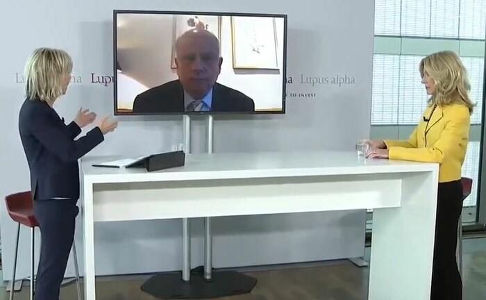 Moderatorin Corinna Wohlfeil (li.) im Gespräch mit Melinda Crane und Martin Richenhagen.
