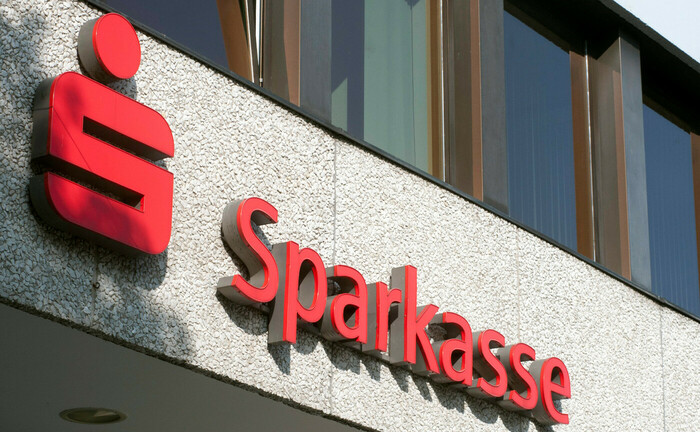 Sparkassen-Schriftzug an der Außenfassade einer Filiale