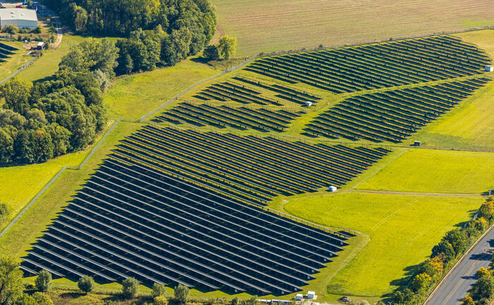 Solarpark: Die Deutsche Bischofskonferenz spricht sich in ihren Investment-Kriterien etwa gegen die Ausbeutung der Umwelt durch ungebremsten Ressourcenverbrauch aus.  | © imago images / Hans Blossey