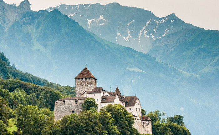 Schloss Vaduz ragt über den Hauptort von Liechtenstein