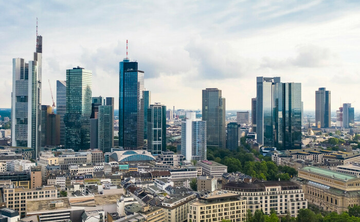 Bankenviertel in Frankfurt: Einige Banken gießen ihre Vermögensverwaltungen in Strategiefonds. | © IMAGO / Westend61