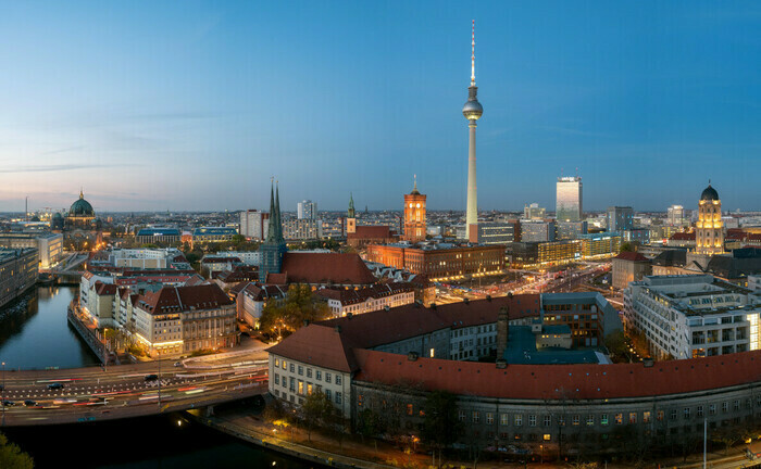 Berlin Mitte am Abend, im Hintergrund der Fernsehturm