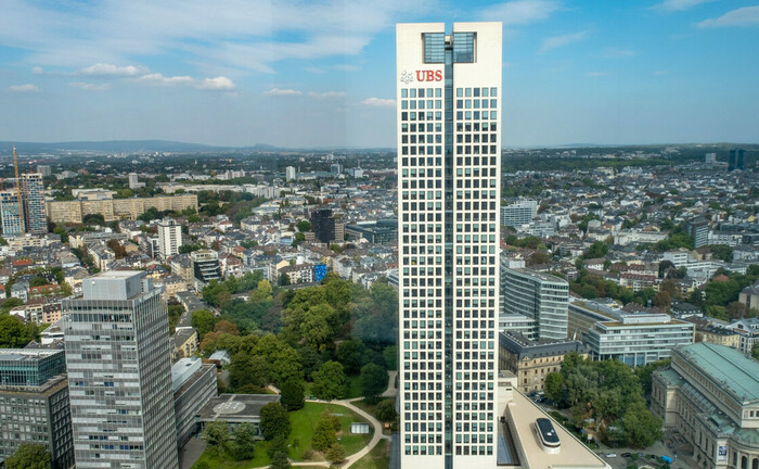 Blick auf das UBS-Gebäude in Frankfurt am Main: Die Schweizer Bank behauptet ihre Spitzenposition im aktuellen Private-Banking-Ranking der Euromoney. | © IMAGO / Norbert Neetz