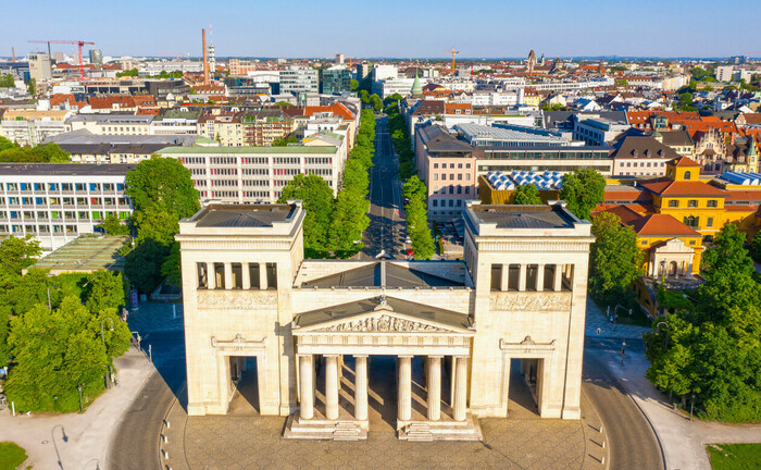 Blick auf die Propyläen an der Westseite des Königsplatzes