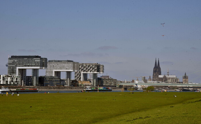 Das Rheinufer in Köln: Die Versorgungskasse hat ihren Sitz in der Stadt | © Imago Images / Horst Galuschka