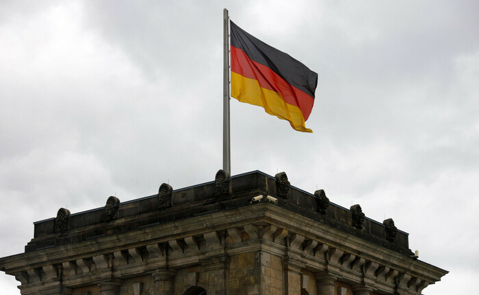 Deutschlandfahne weht auf dem Reichstag