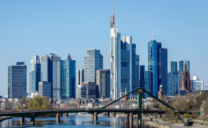 Skyline der Frankfurter Innenstadt: Vor Ort sucht die DZ Privatbank derzeit im Private Banking einen Produktmanager Vermögensverwaltungen. | © imago images / Rupert Oberhäuser