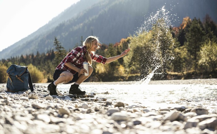 Fluss in den Alpen: Die Sicherstellung und Verbesserung der Wasserversorgung weltweit gehört zu den Zielen des BlueBay Impact-Aligned Bond Fund. | © imago images / Westend61 