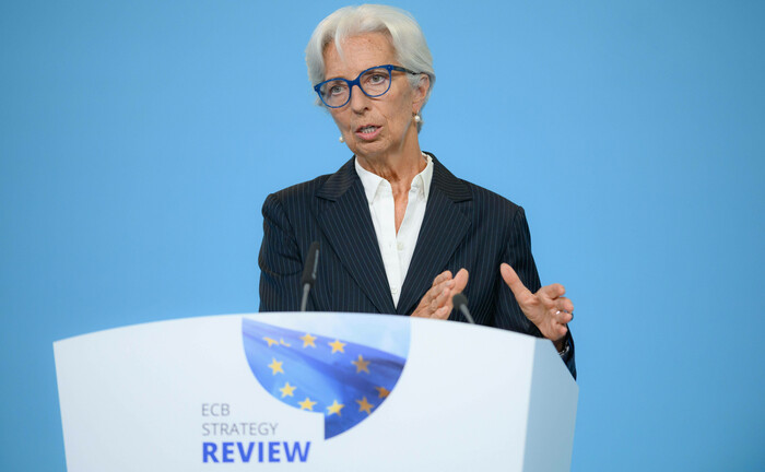 EZB-Chefin Christine Lagarde: In Europa wird jetzt, wie bereits in den USA und Japan, eine Inflation von mehr als 2 Prozent in Kauf genommen | © imago images / Xinhua