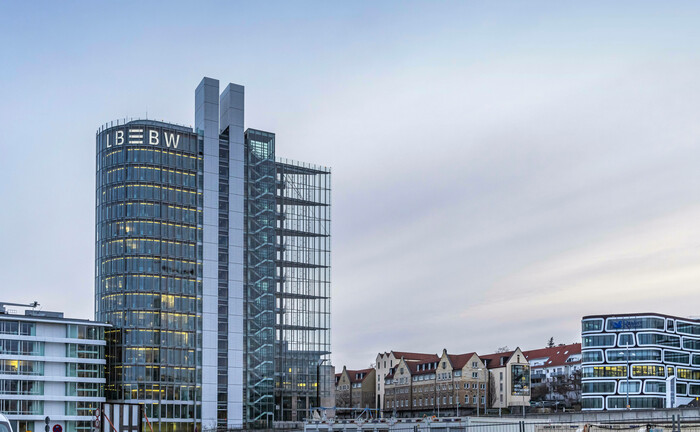 Die Zentrale der LBBW in Stuttgart: Die größte Landesbank Deutschlands übernimmt Teile des Geschäfts der Helaba und umgekehrt | © Imago Images / Arnulf Hettrich