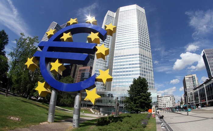 Euro-Symbol vor dem Sitz der Europäischen Zentralbank in Frankfurt: Am Donnerstag gibt es Details zum weiteren Kurs der EZB. | © imago images / Ralph Peters